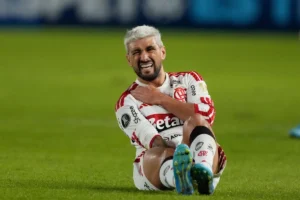 Arrascaeta lesão clavícula