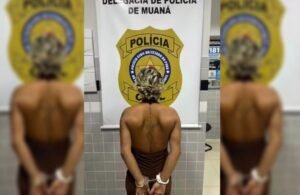 mulher grava conteúdo na presença das filhas