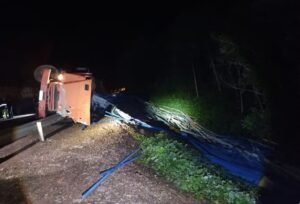 caminhão tomba em Itaituba