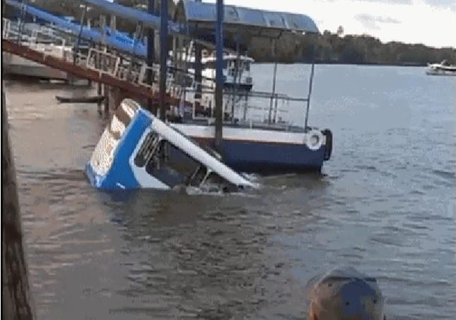 ônibus cai no rio em Barcarena