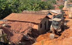 caminhão destrói casa em Marabá